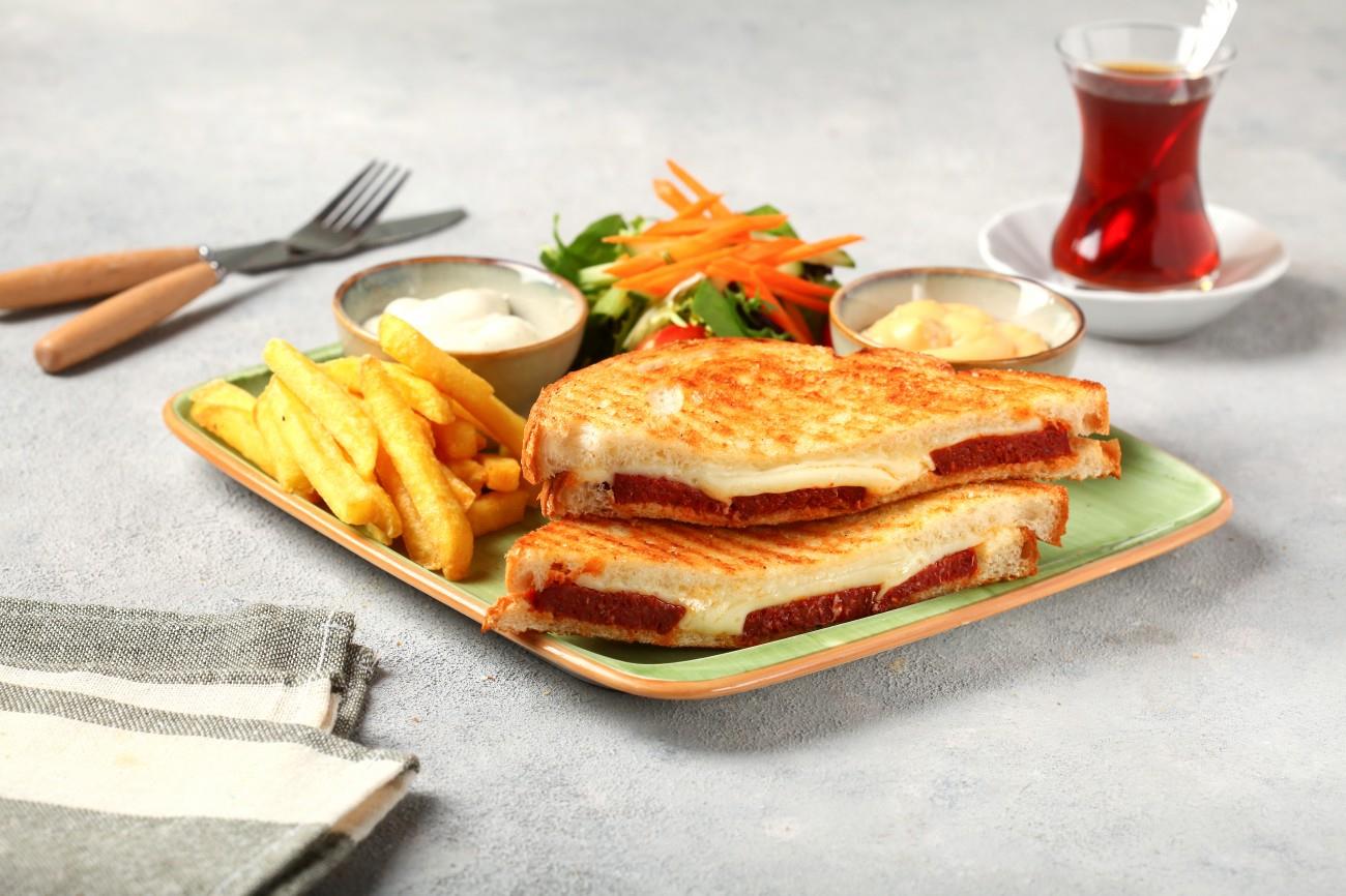 Kaşarlı Sucuklu Tost
